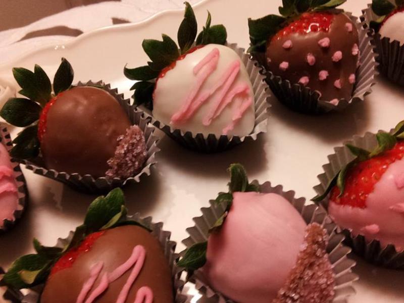 手作草莓巧克力衣水果甜点