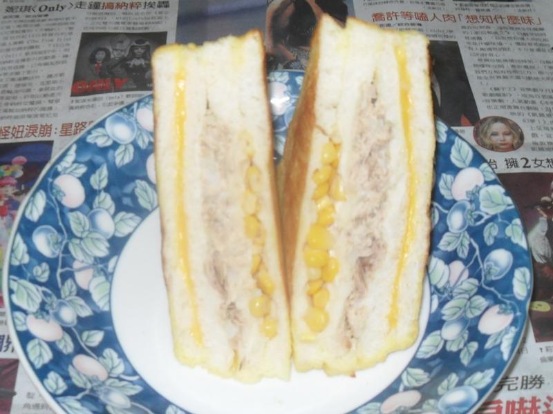 黄金鲔鱼玉米芝士三明治