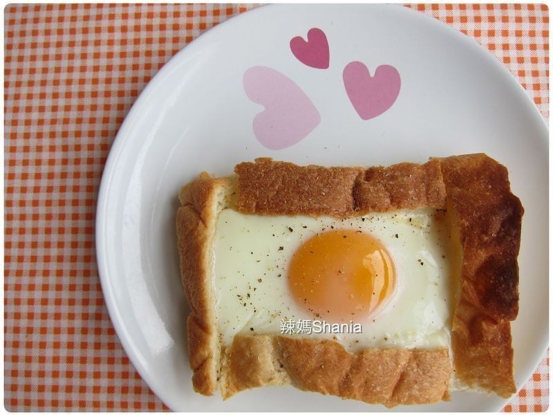 简单, 低卡的早餐 -- 烤太阳嫩蛋土司
