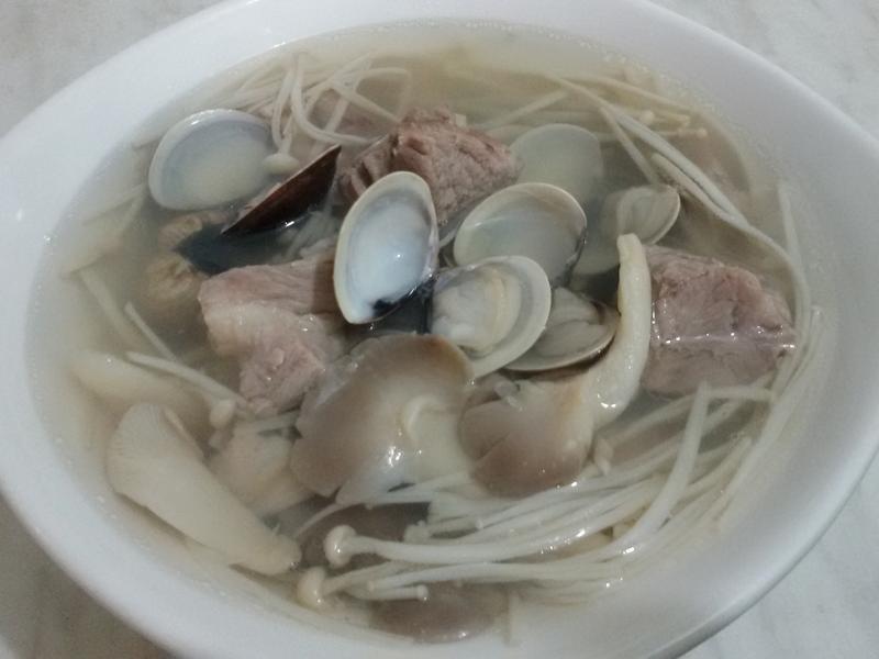 蛤蜊双菇排骨汤