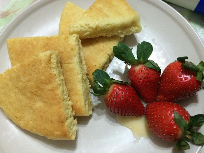 草莓牛奶松糕饼