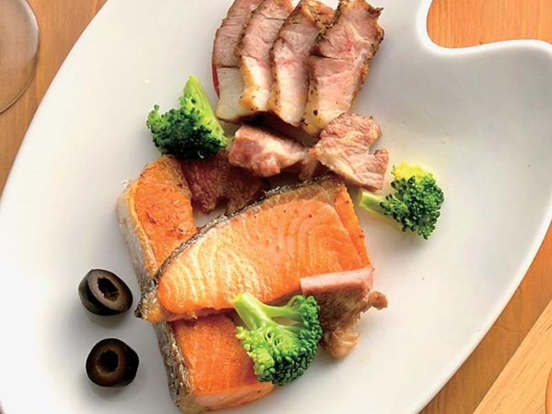 香草鲑鱼排佐碳烤香料胛心肉