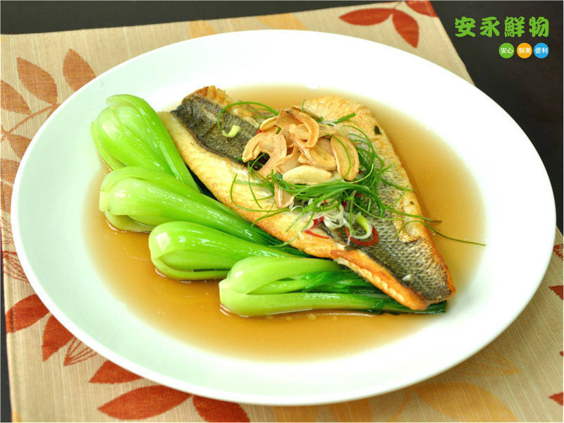 香煎鲈鱼排佐青江菜