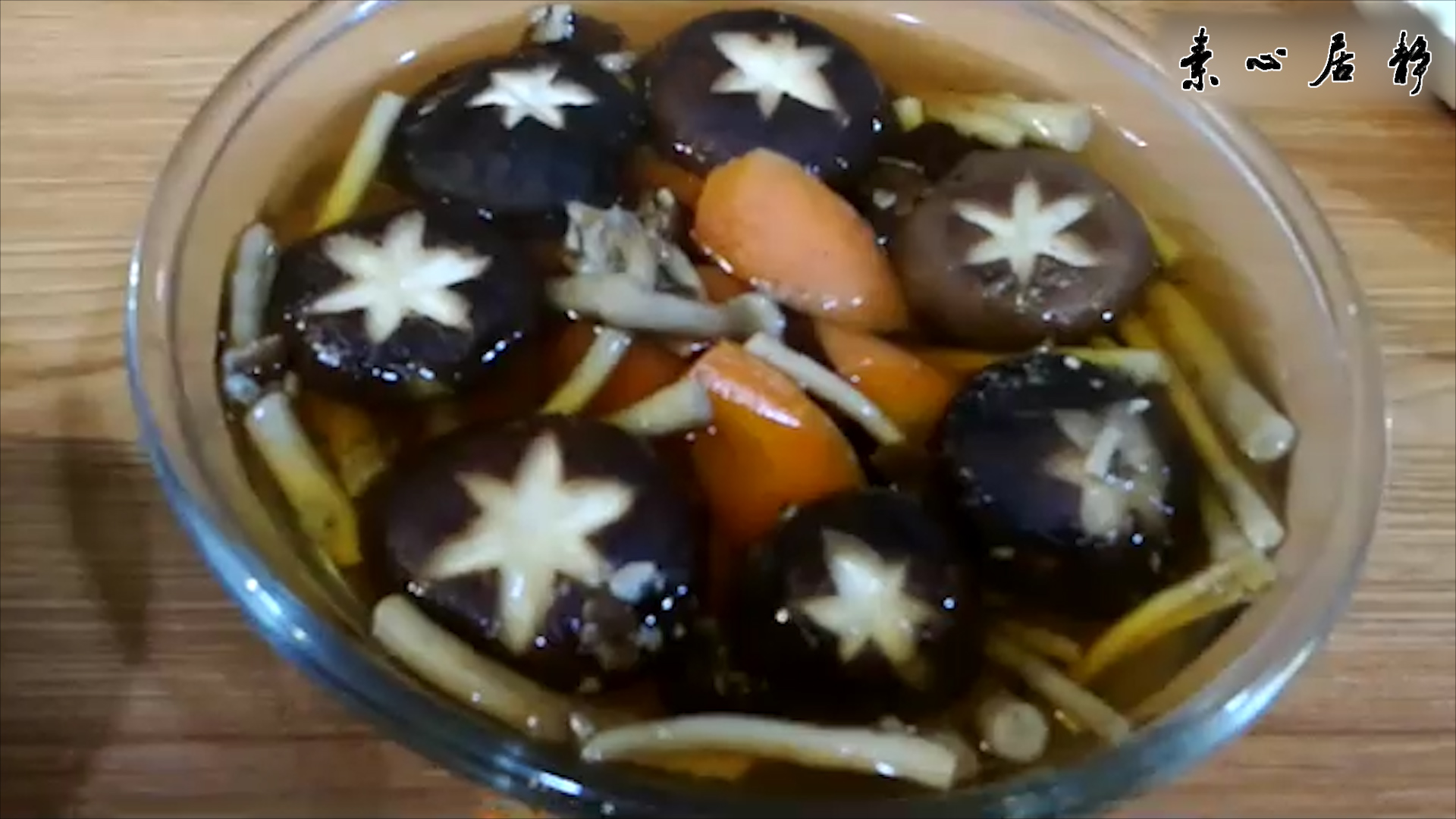 鲜露茶菇蒸藕汤
