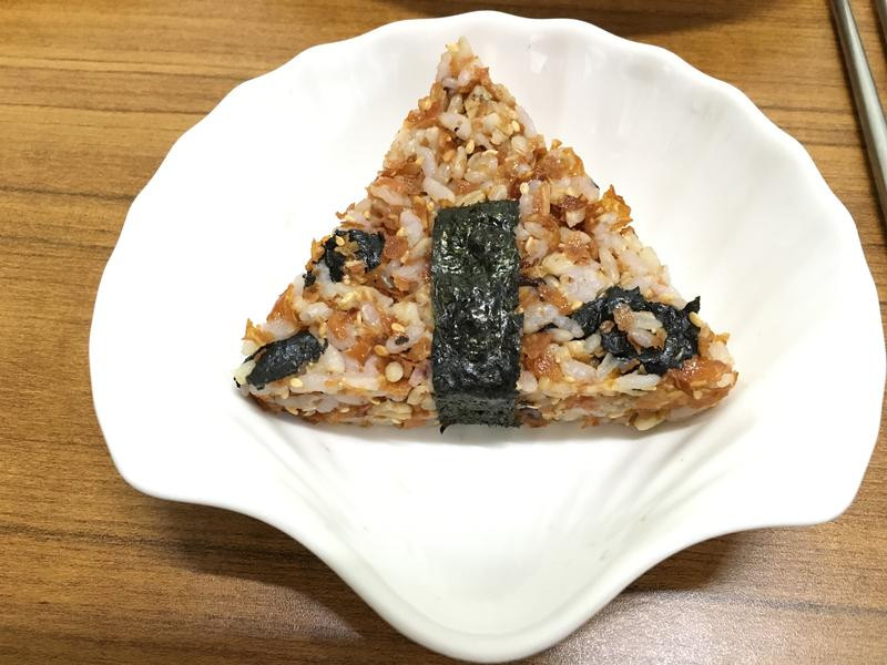 日式海苔芝麻五谷米饭团