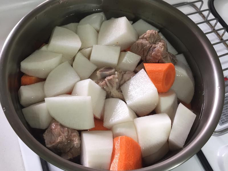 红白萝卜排骨汤