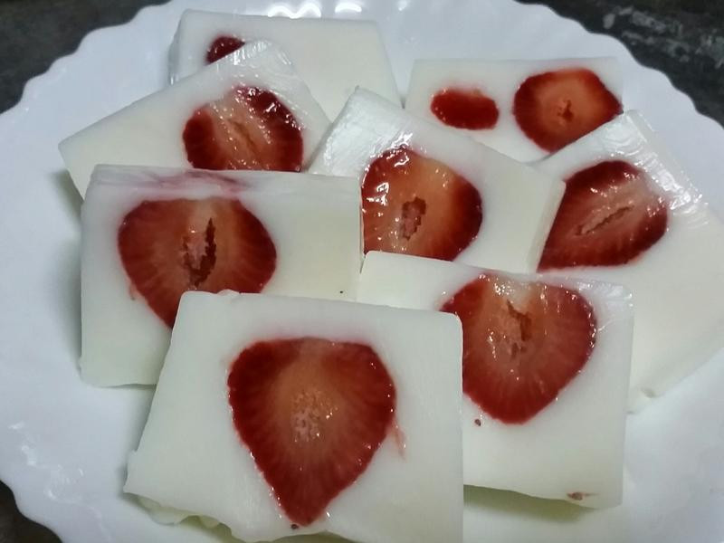 草莓鲜奶冻