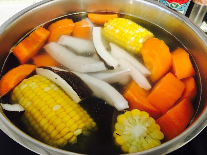 椰子玉米萝卜猪展汤