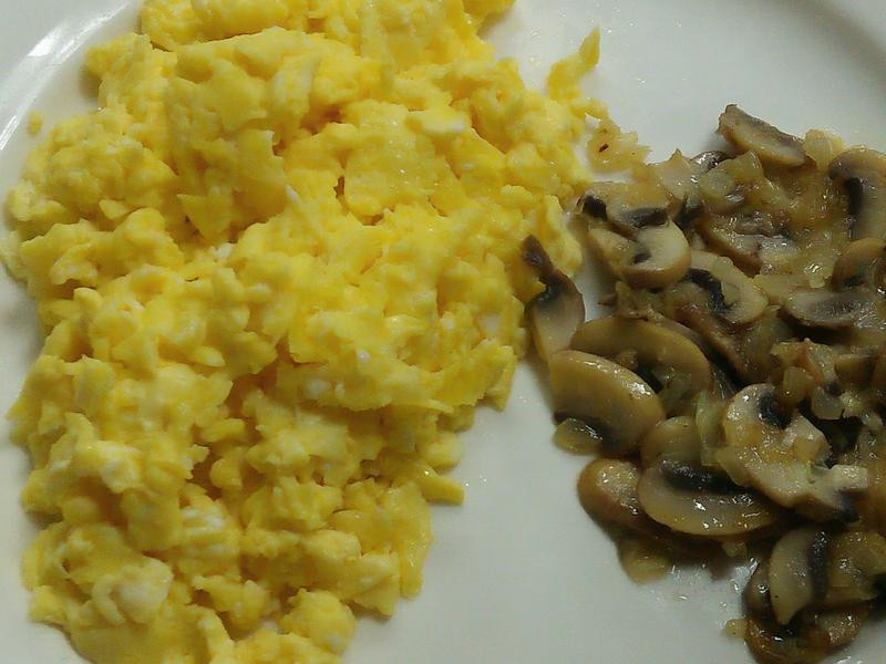 炒蛋附洋菇片