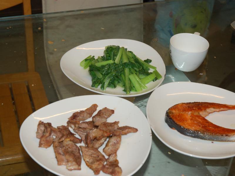 烤霜降猪肉+煎鲑鱼+炒A菜