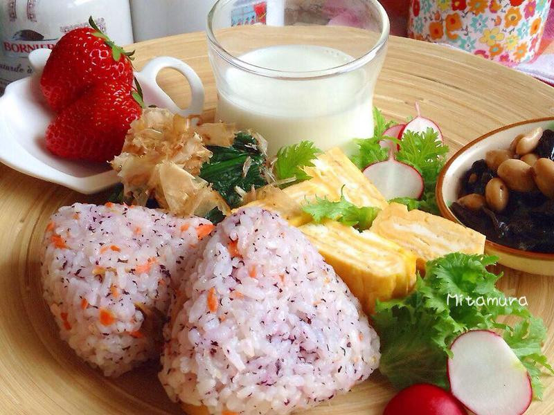 鲑鱼紫苏饭团