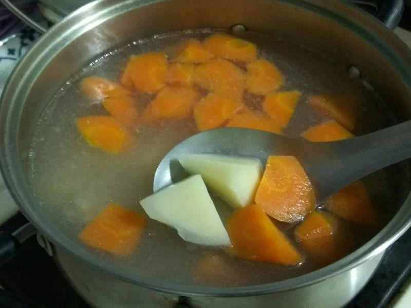 红萝卜马铃薯排骨汤