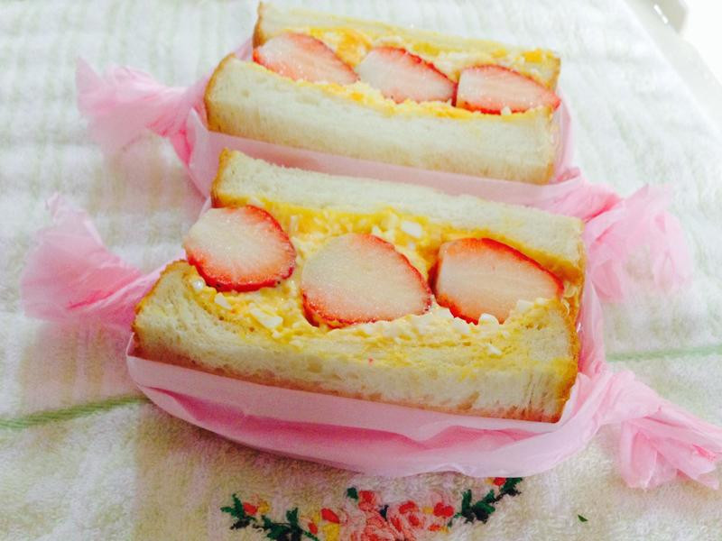 草莓蛋沙拉三明治