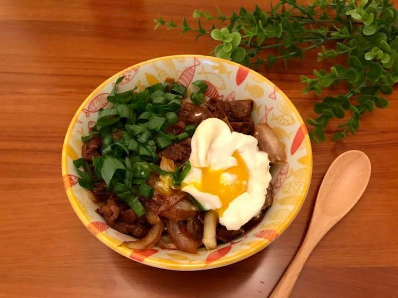 黄金半熟玉子葱花牛丼