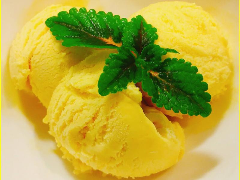 芒果鲜奶冰淇淋