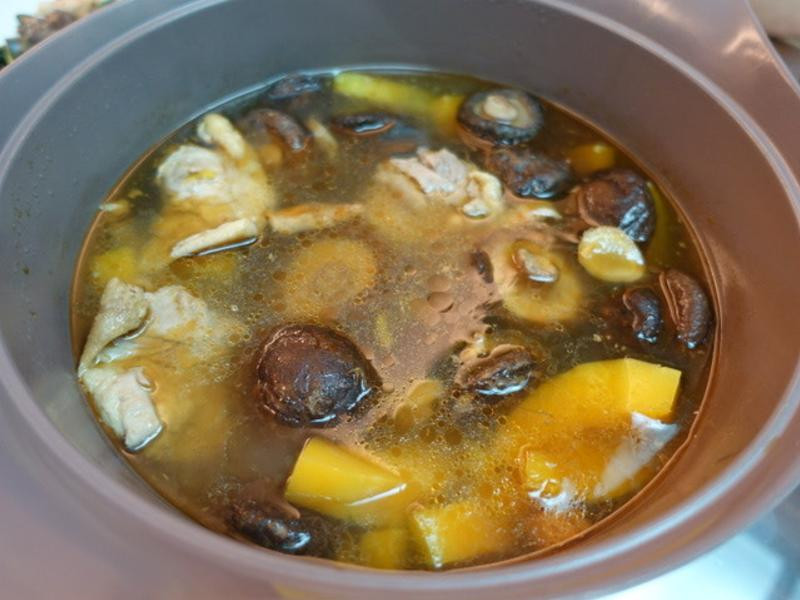 南瓜香菇麻油鸡汤