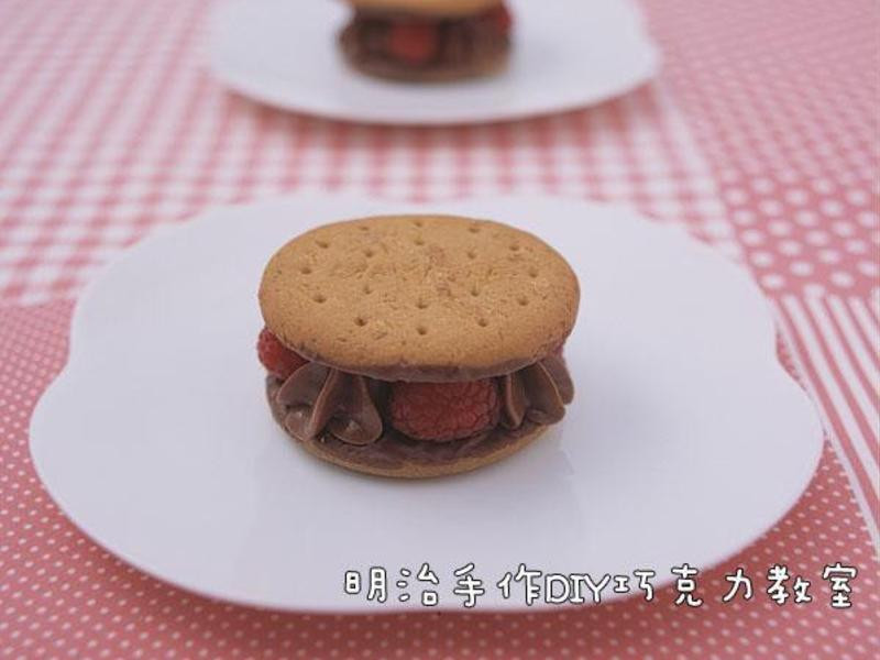 巧克力树莓夹心饼干