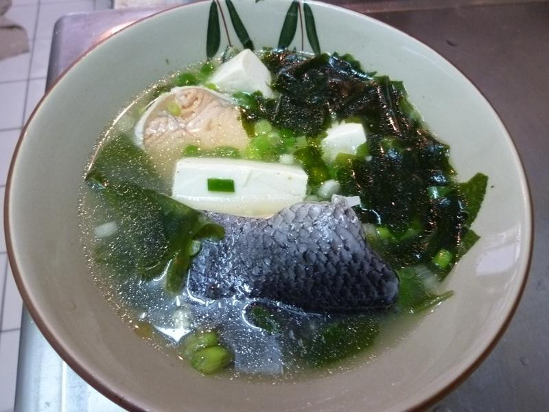 海带芽鲑鱼豆腐味噌汤