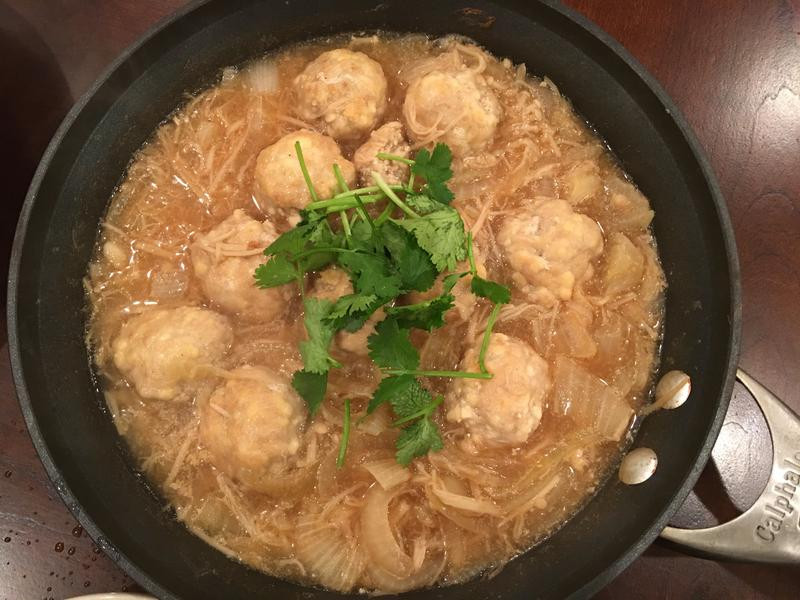 金针菇烩猪肉豆腐丸子