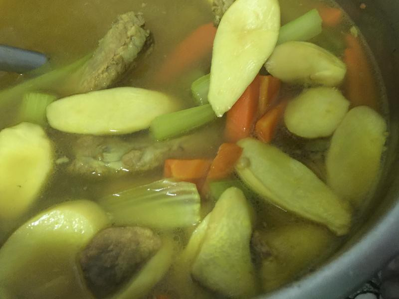 姜黄蔬菜排骨汤