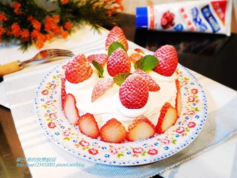 草莓炼奶装饰小蛋糕