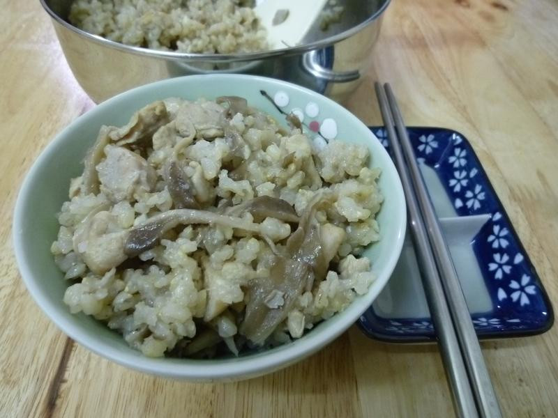 舞菇蒜头鸡糙米饭