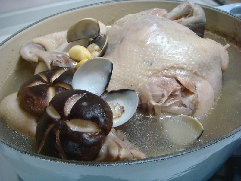 蒜头香菇蛤蜊鸡汤