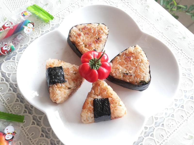 日式鲑鱼烤饭团