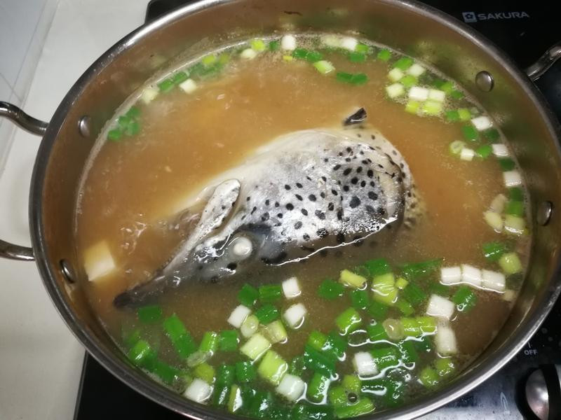 威鲑鱼头味噌豆腐汤