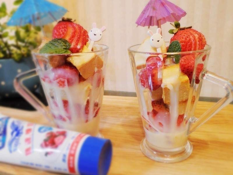 草莓炼奶圣代杯