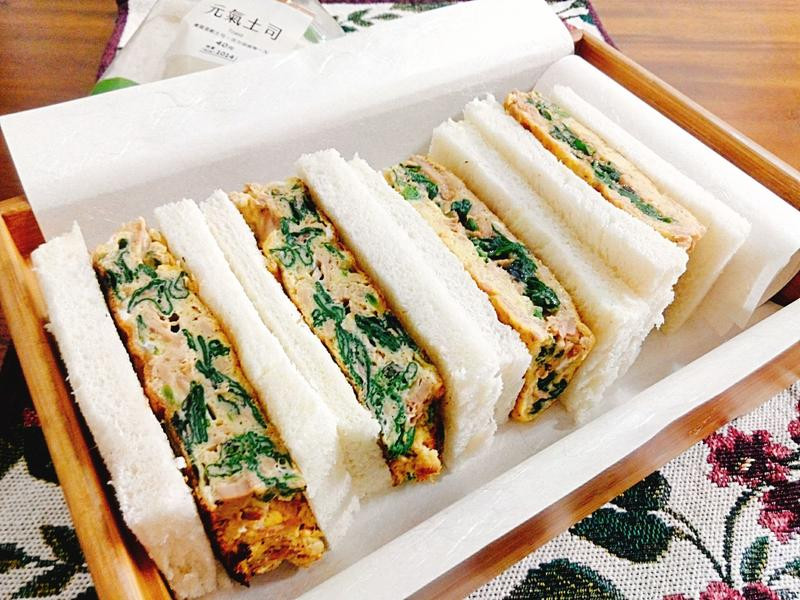 厚蛋菠菜鲔鱼三明治