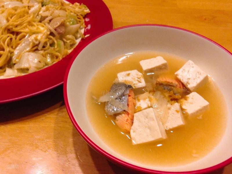 日式鲑鱼红白味噌柴鱼汤