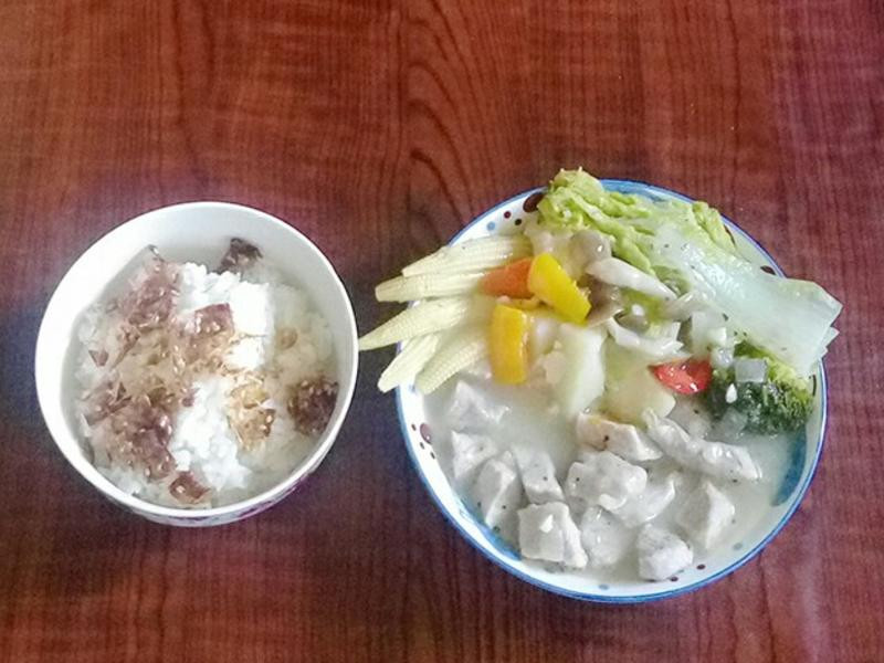 蒜香奶油炖肉佐食蔬