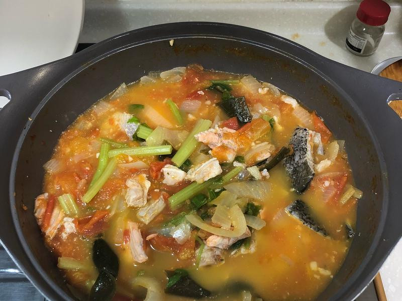 蕃茄洋葱芹菜鲑鱼汤