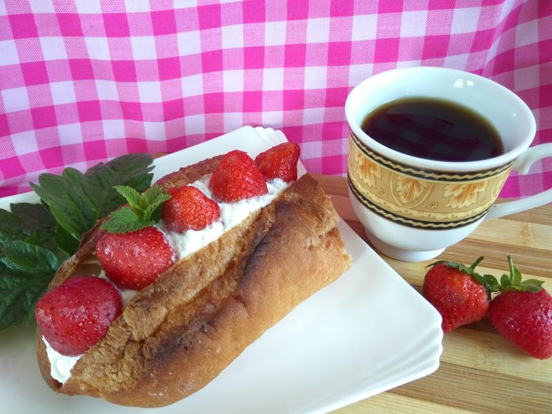 法式草莓奶油夹心面包