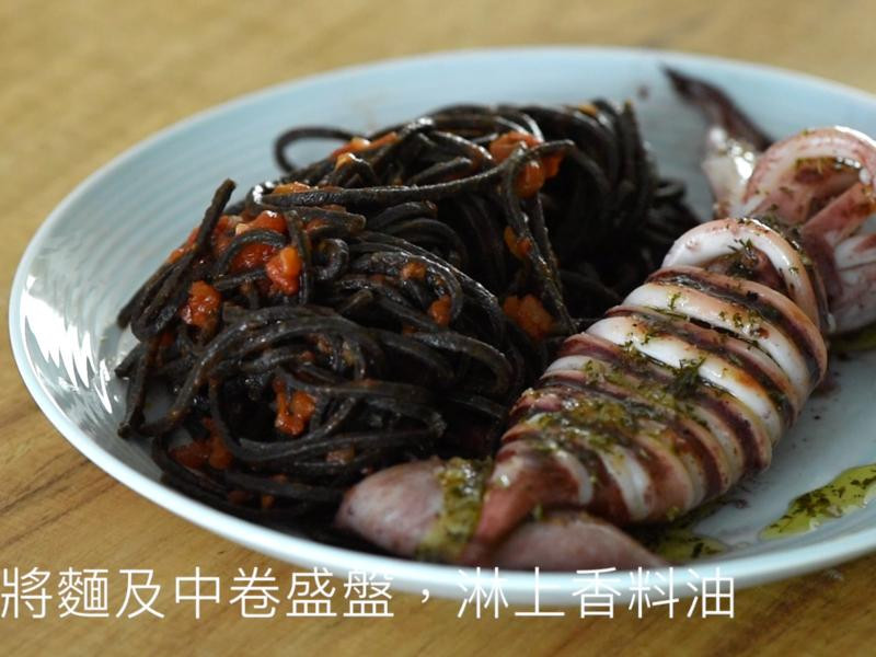 番茄墨鱼佐香料炙烧中卷