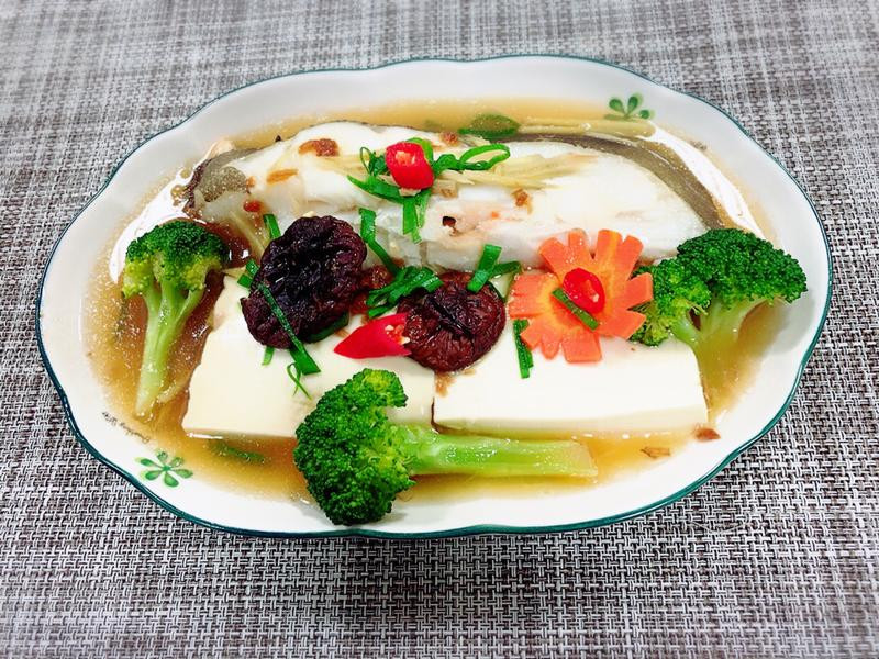 鳕鱼金针菇豆腐煲