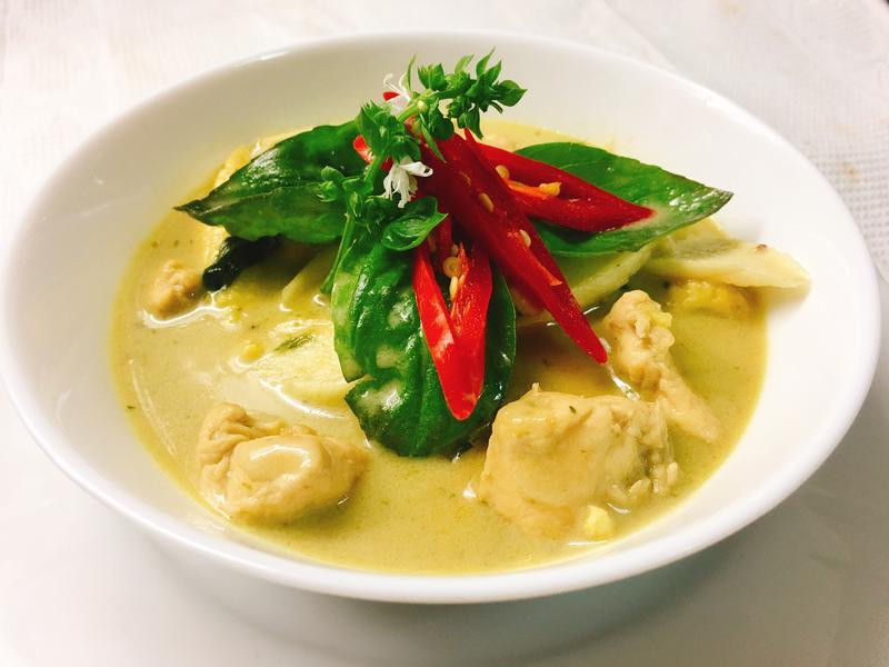 泰式绿咖哩椰汁鸡肉 