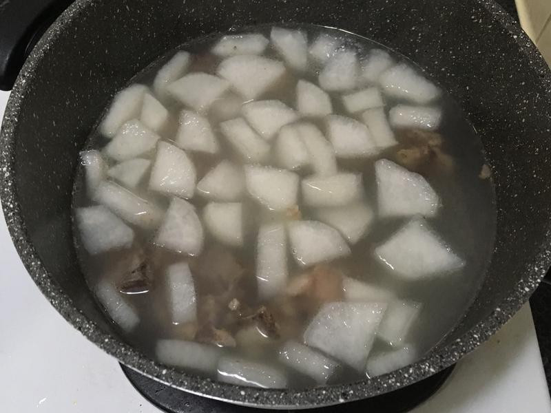 萝卜排骨汤 