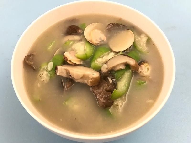 菌菇丝瓜蛤蜊汤 
