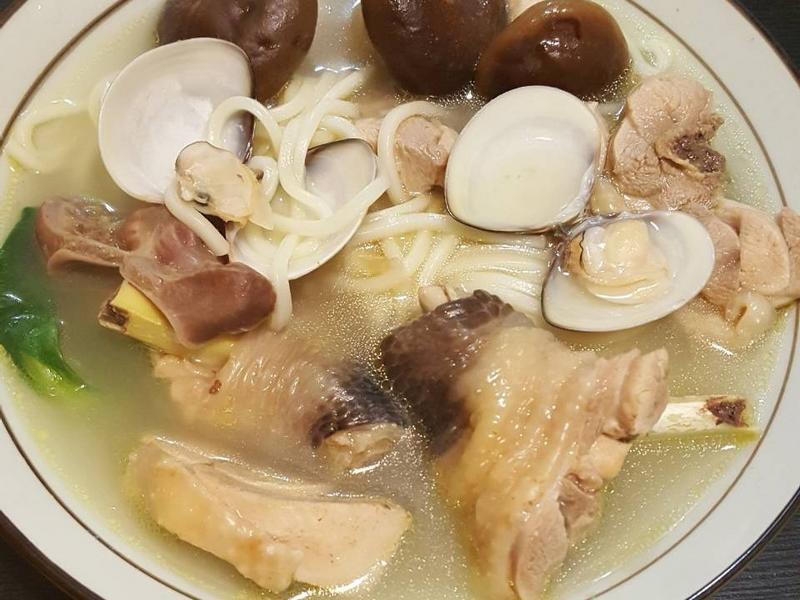 蒜头蛤蜊香菇鸡汤面 