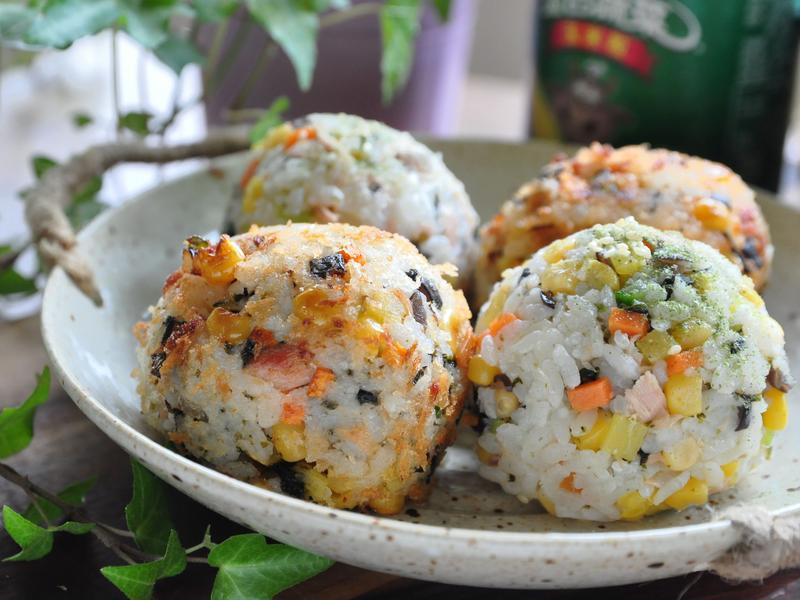 鲔鱼海苔蔬果米饭球 