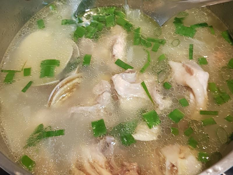 青葱蒜头洋葱蛤蜊鸡汤 
