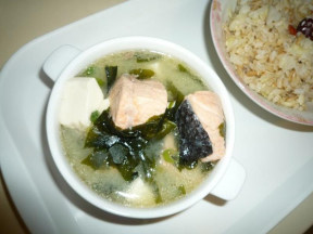 鲑鱼味噌豆腐汤