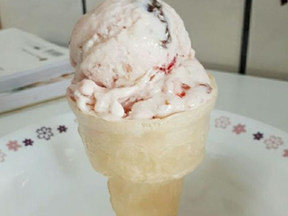 草莓鲜奶冰淇淋