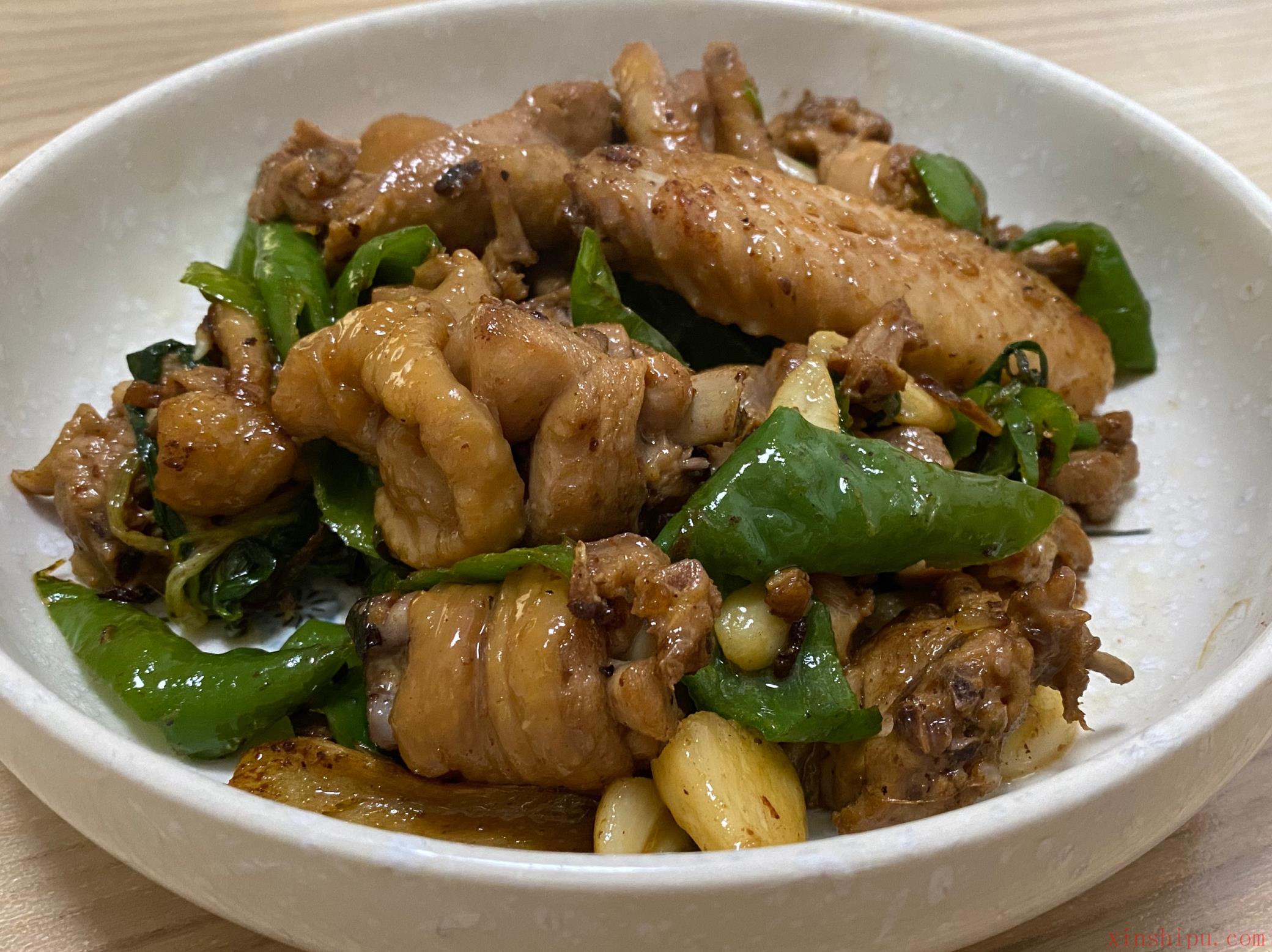 家常辣椒炒鸡做法，鲜嫩多汁，鸡肉不老不柴，每次一大盘不够吃 - 哔哩哔哩