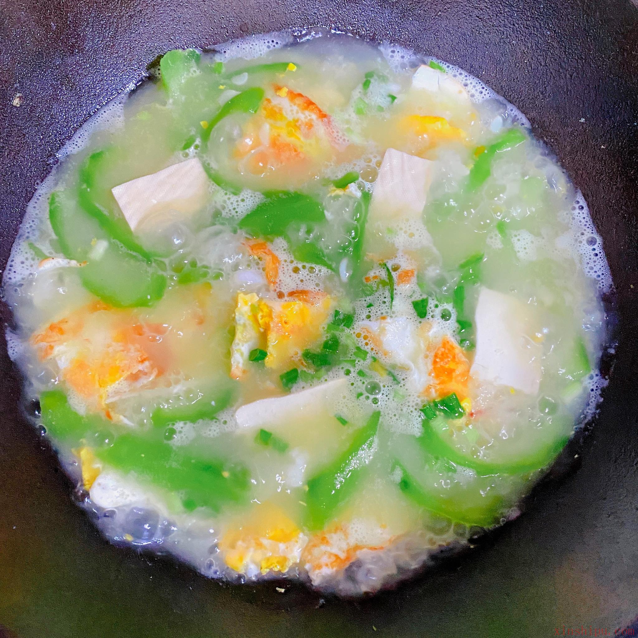 丝瓜鸡蛋汤直接炒丝瓜就错了，这样做汤汁浓白，丝瓜翠绿不发黑